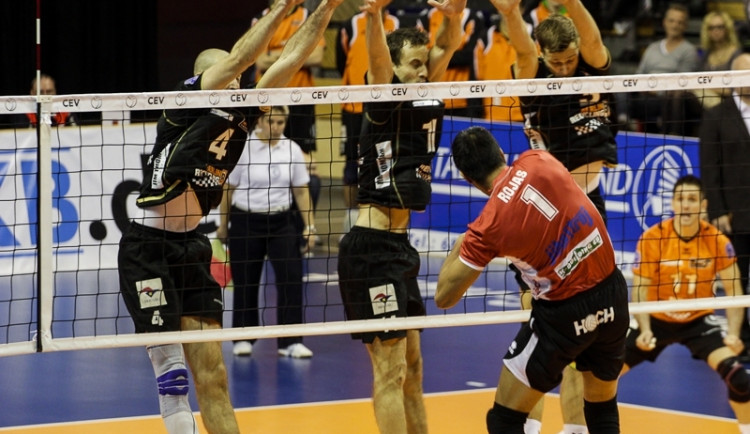Andy Rojas směčuje proti berlínskému bloku v minulém duelu Ligy mistrů