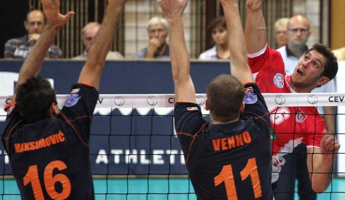 Smeč Petera Pláteníka přes Olivera Venna a Marka Maksimoviće