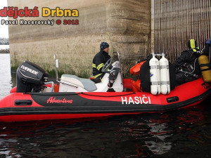 Vázání lodi u věže