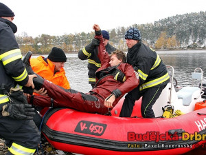REPORT: Potápěči zachraňovali na přehradě svého kolegu