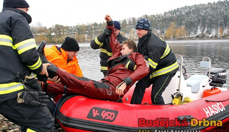 Hasiči dostávají Václava Svobodu z člunu na nosítka