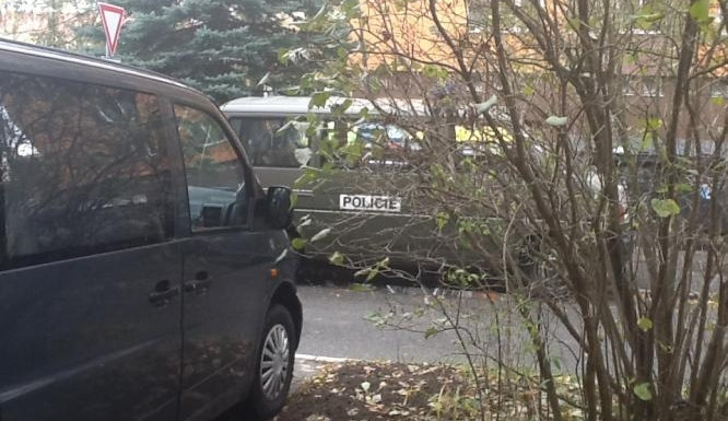 Policisté a pohřební vůz na místě činu