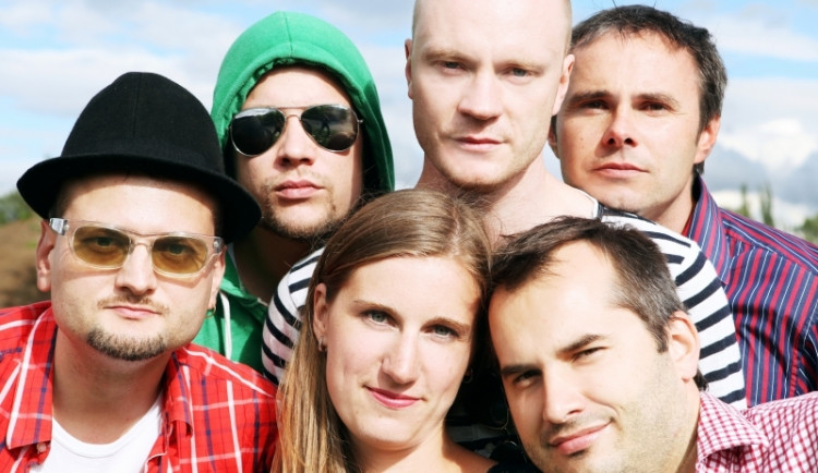 Jan Budař (nahoře druhý zprava) s kapelou Eliščin Band