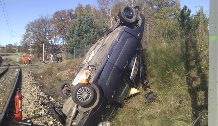 Havarované vozidlo na železničním přejezdu v Nedabyli
