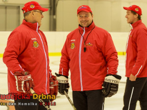 Trenérské trio, uprostřed Roman Fousek