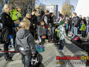 Všichni netrpělivě čekali, až se otevřou dveře