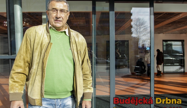 Jaroslav Pouzar před vchodem do haly