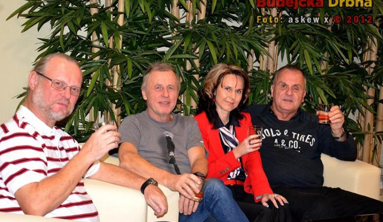Příjemné posezení s kapelou Elán. Zleva Vašo Patejdl, Jan Baláž, ředitelka RRC Lenka Havlová a Jožo Ráž