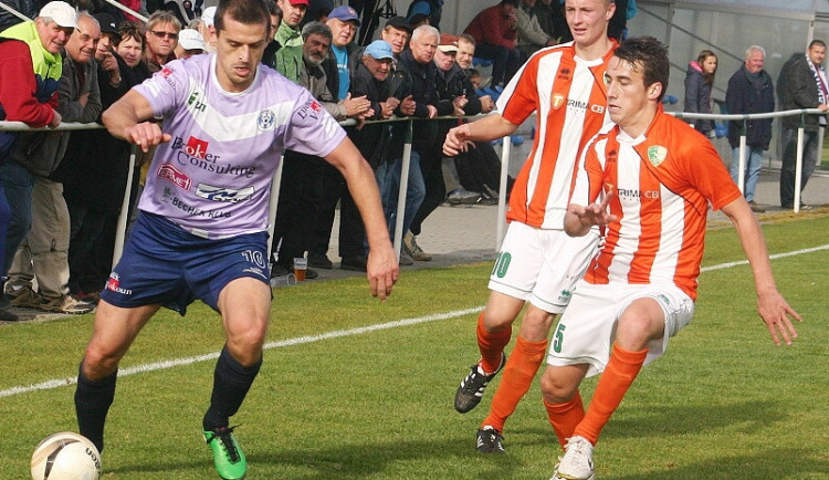 Ligou protřelého Petra Smíška hlídá roudenská dvojice hráčů Daniel Lerch a Patrik Kössl. Foto Milan Šíma