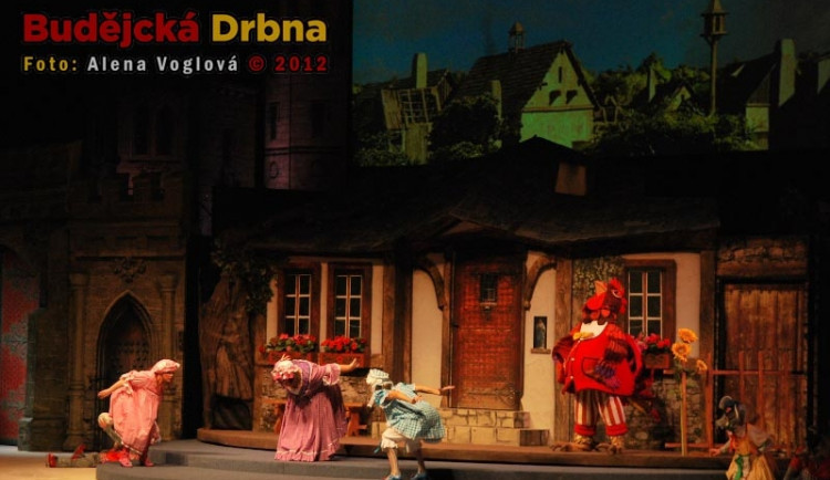 Macecha s dcerou Dorou Leonou Černou a Norou Sabinou Laurinovou