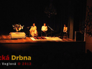 Thu-Hien, Jaroslav Dušek a překladatelka