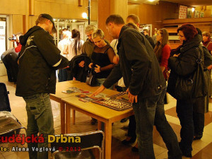 Fanoušci si mohli zakoupit CD a trička