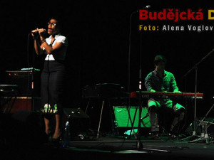 Tonya Graves zpívá svoje písně