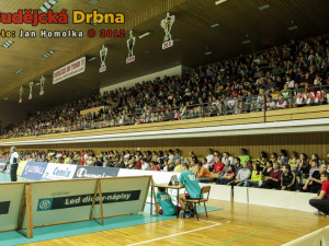 Pohled na zaplněnou tribunu