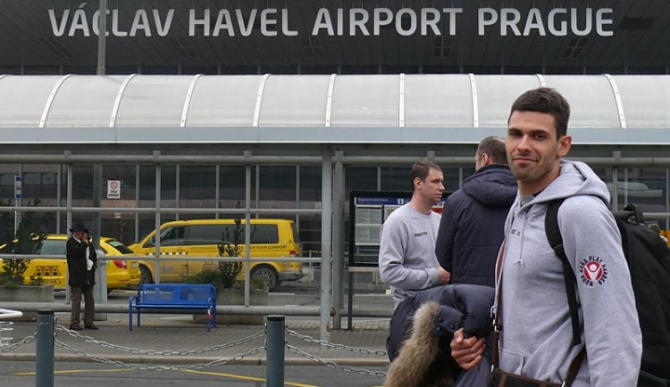 Volejbalisté Novosibirsku na pražském letišti