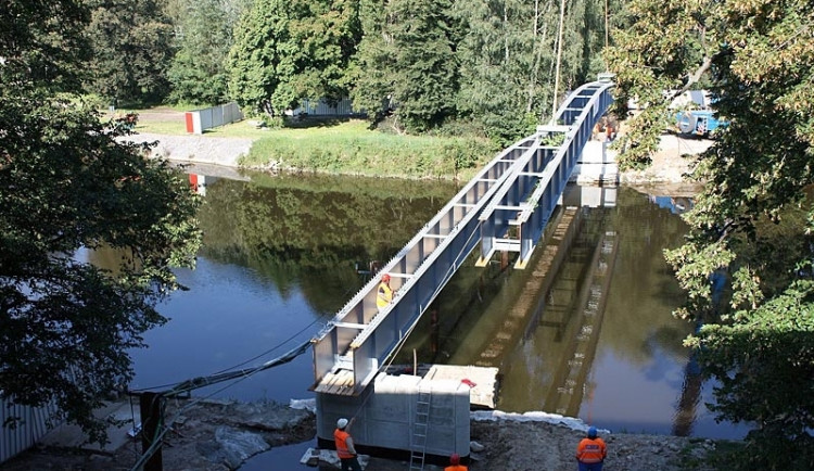 Výstavba nové lávky přes Vltavu u Budvar Arény