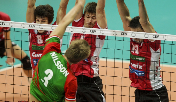 Jon Nils Marcus Nilsson smečuje do trojbloku Habr, Sobotka, Fila