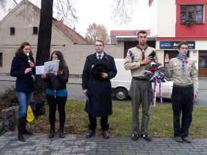 Studentky Jihočeské univerzity, předseda jihočeské Svornosti a skauti z 22. oddílu