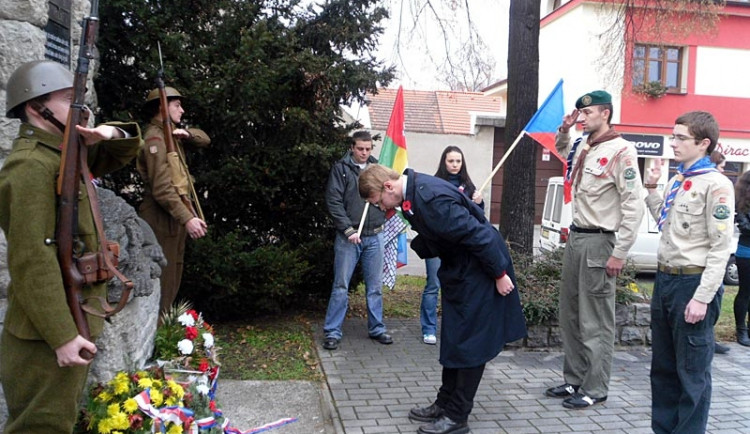 Aleš Procházka, předseda Svornost RO jižní Čechy, se klaní obětem a hrdinům
