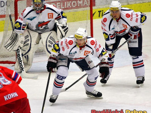 Chomutovská posila z NHL Michael Frolík před brankářem hostů Matúšem Kostúrem