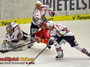 Chomutovský Milan Jurčina Ladislava Kohna po jeho nepřesné střele odstavil