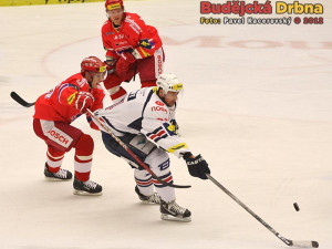 Kapitána hostů Milana Krafta brání Tomáš Mertl