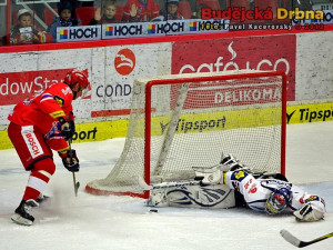 Minutu před koncem zápasu promarnil stoprocentní možnost vstřelit vítěznou branku Václav Prospal. Matúš Kostúr svůj tým zachránil
