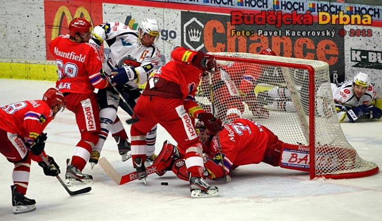 Radek Duda důrazně bojuje před Kantorem, domácí ho však odstavili