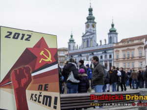 Shromáždění lidé nesouhlasili s obsazením postu radní pro školství a kulturu členkou KSČM