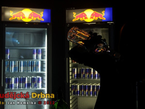 Alkohol tekl proudem