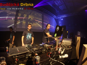 Za pultem se střídal DJ za DJem