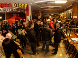 Zaplněná vstupní hala