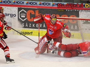 Únik třineckého kanonýra Růžičky (zcela vlevo) zlikvidoval Kantor ve spolupráci s bekem Vydareným (v pádu)