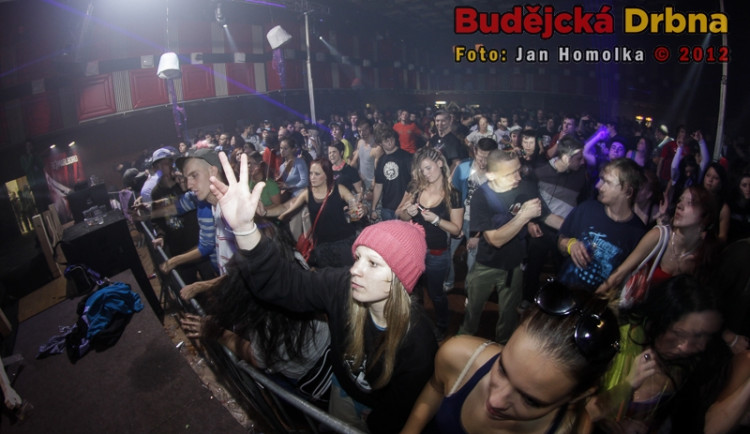 Tančící dav se skvěle bavil