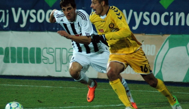 Střelec Tomáš Kučera v souboji s Jaroslavem Machovcem