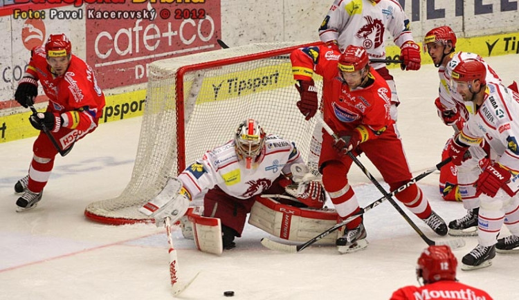 Gólman hostů Peter Hamerlík se vyráží puk z Hanzalova dosahu