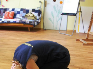 Katka předvádí pozici želvy, která se má zaujmout, když se na vás řítí rozzuřený velký pes