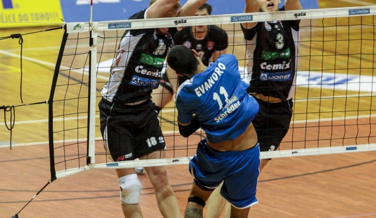 Blok Sobotky a Macha (zleva) při domácím extraligovém zápase s Odolenou Vodou