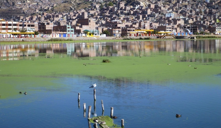 Město Puno na břehu Titicaca