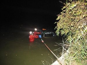 Fiat s opilým řidičem za volantem skončil v rybníce