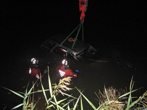 Fiat s opilým řidičem za volantem skončil v rybníce