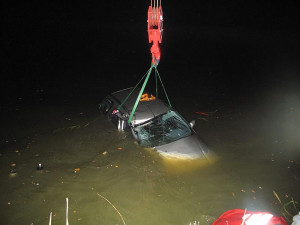 Fiat s opilým řidičem za volantem skončil v rybníce