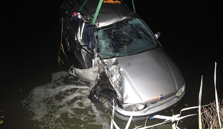 Fiat s opilým řidičem za volantem skončil v rybníce