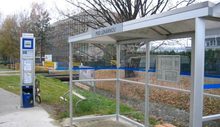 Nový přístřešek na zastávce MHD na Dobrovodské