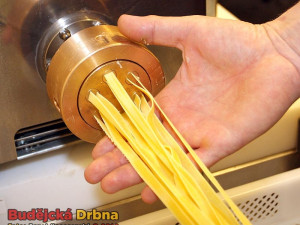 Čerstvé vaječné těstoviny ze semoliny