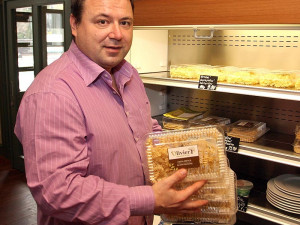 Šéfkuchař restaurace Olivier Robert Burian drží plastové vaničky, v nichž si můžete čerstvé těstoviny zakoupit v sousedním obchodě