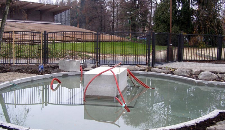 Kašna v Háječku před usazením soch