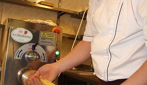 Kuchař Petr Šmídek při výrobě těstovin tagliatelle