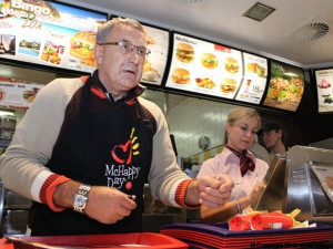Držitel tří Stanley Cupů Jaroslav Pouzar nemohl na tradiční charitativní akci v McDonald´s chybět
