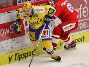 Dvougólový střelec Martin Matějíček před Tomášem Mertlem